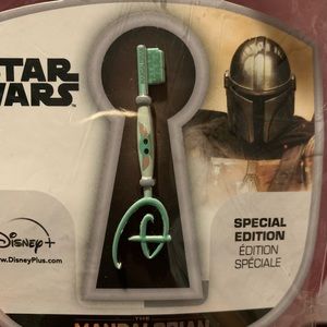 Disney Star Wars‎ The Mandalorian Baby Yoda Key Pin Special Edition